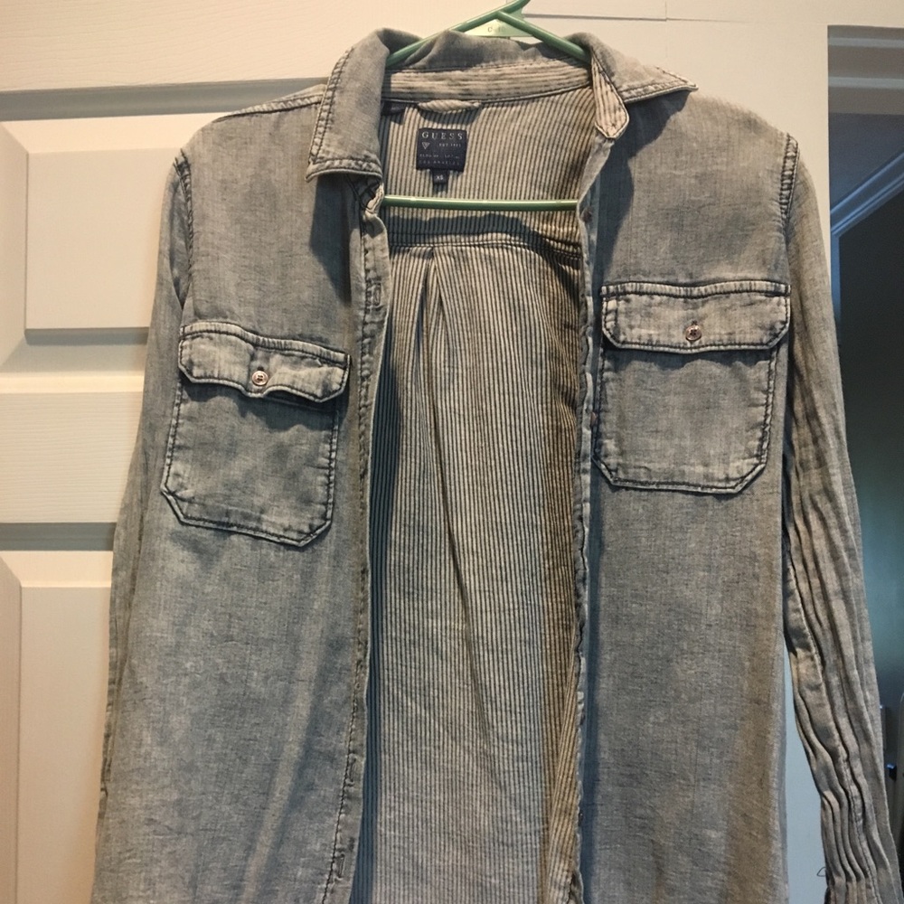 Super cute GUESS Buttondown